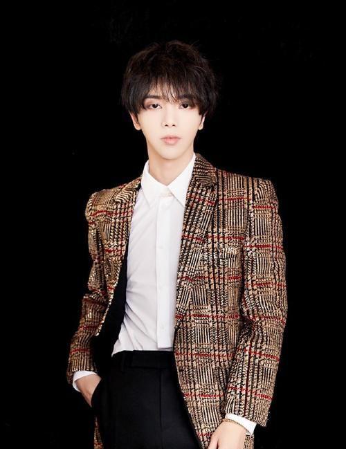 圈内扒爷爆料顶流,扒爷揭露娱乐圈风云变幻  第2张 圈内扒爷爆料顶流,扒爷揭露娱乐圈风云变幻  第2张